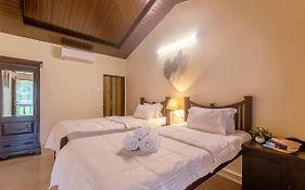 La Palm By Stayvista - Mountain-View Villa, Boasting A Spacious Pool, Gym, Indoor Games, Basketball Court & A Lush Lawn With A Gazebo